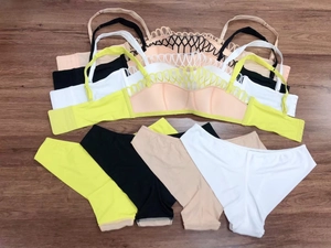 Dettaglio in piano di completi di lingerie in pizzo francese in vari colori vivaci