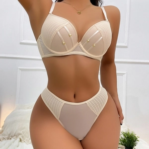 Set lingerie sexy in pizzo con scollo a V, reggiseno push-up e slip coordinati color nude