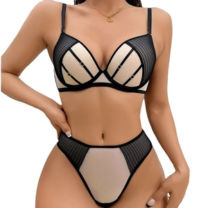 Set di lingerie sexy in rete beige e nera con scollo a V profondo e dettagli in metallo