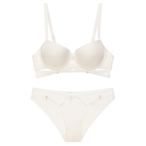 Vue détaillée d'un ensemble de lingerie blanc sans couture avec des lacets et boucles dorées
