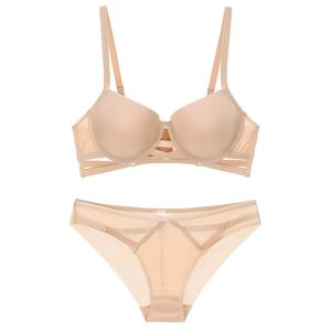 Détail d'un ensemble de lingerie push-up sans couture avec brides croisées ajourées
