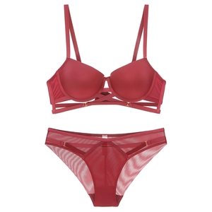 Ensemble de lingerie rouge sans couture avec lanières croisées et culotte en mesh