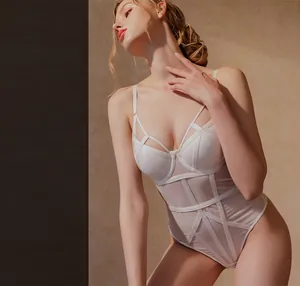Détail du body en maille blanche montrant le tissu respirant et la structure gainante
