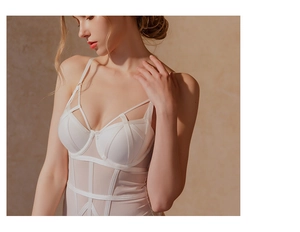 Détail d'un body en dentelle blanche et mesh transparent avec armature et lacets