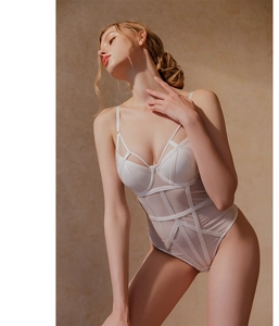 Détail d'un body en maille blanche avec armatures et empiècements satinés sur modèle