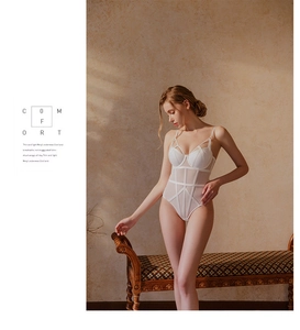 Détail du body en mesh blanc avec coutures structurelles et fines bretelles