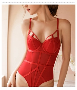 Détail d'un body en dentelle rouge montrant des bretelles croisées et une maille transparente
