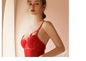 Détail du body en résille rouge avec bonnets en cœur et lanières croisées décoratives