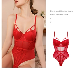 Détails d'un body rouge en maille et satin avec bonnets à armature et bretelles réglables