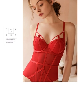 Détails du body en maille rouge avec fines bretelles et finitions géométriques en dentelle