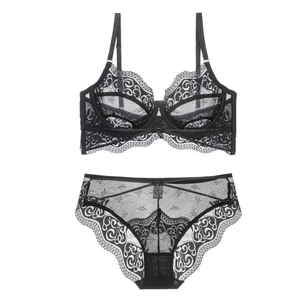 Vue détaillée d'un ensemble en dentelle noire avec soutien-gorge et culotte festonnée