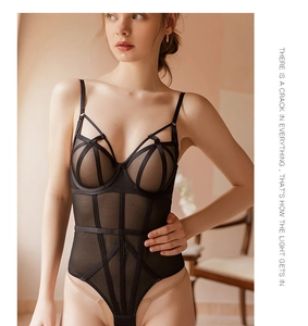 Détail d'un body en maille noire avec fines bretelles et texture dentelle transparente