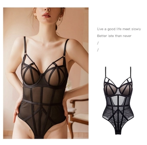Détail du body en mesh noir avec design à bretelles croisées et empiècements transparents