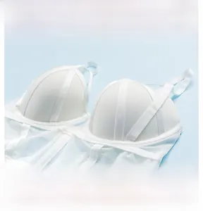 Détail d'un body en dentelle blanche avec bretelles croisées et bonnets en résille