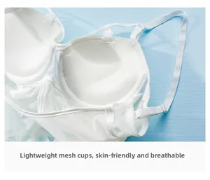 Détail du bonnet de lingerie en maille blanche respirante avec tissu léger et doux