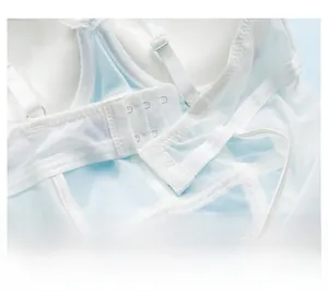 Détail du body en mesh blanc montrant la fermeture arrière réglable à trois rangées d'agrafes