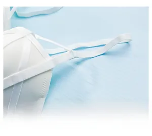 Détails de bretelles élastiques réglables et design en maille sur ce body blanc en dentelle