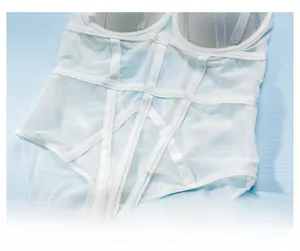 Détail d'un body en résille blanche avec tissu transparent, bonnets à armatures et liens