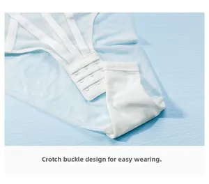 Détails d'un body en maille bleu clair avec boucle d'entrejambe à trois rangées pratique