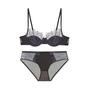Ensemble de lingerie en dentelle grise avec broderie florale et détails violets