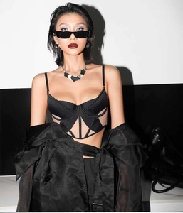 Dettaglio di un reggiseno a corsetto nero con taglio geometrico trendy sul davanti