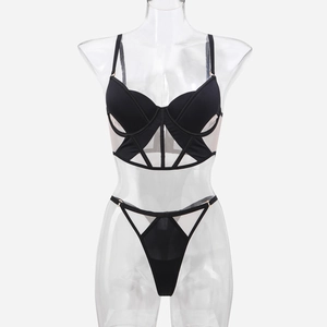 Detalle de conjunto de lencería negra con paneles de malla transparente y estilo corsé