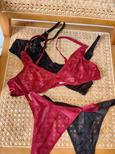 Détails de dentelle et bretelles ajustables d'un ensemble de lingerie en satin fin