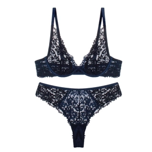 Ensemble lingerie en dentelle bleu marine avec soutien-gorge armature et culotte haute