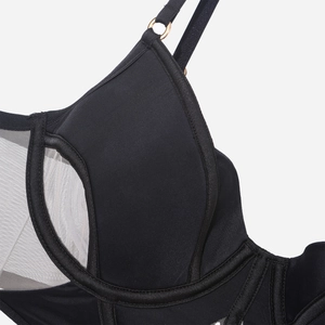 Vista macro dei dettagli delle cuciture a rete nera e fibbia in metallo dorato sul reggiseno