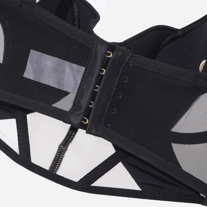Dettaglio della chiusura con ganci a quattro file e tessuto a rete su reggiseno nero