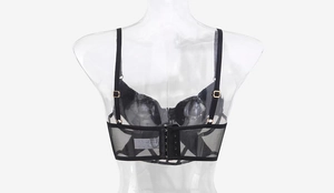 Dettaglio reggiseno in mesh nero con spalline regolabili e chiusura a più ganci