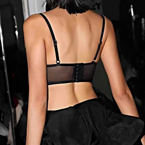 Completo reggiseno corsetto in rete nera stile francese con schiena trasparente e pizzo
