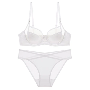 Ensemble de lingerie en satin blanc et mesh avec soutien-gorge à armatures et culotte