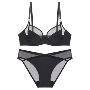 Ensemble de lingerie sexy en mesh noir avec soutien-gorge à armatures et culotte assortie