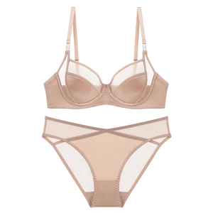 Ensemble de lingerie en maille champagne avec soutien-gorge à armatures et culotte assortie