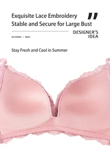 Détail d'un soutien-gorge push-up rose avec tissu satiné lisse et dentelle brodée fine