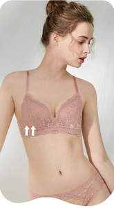 Détail d'un ensemble de lingerie en dentelle rose poudré avec broderie et maille douce