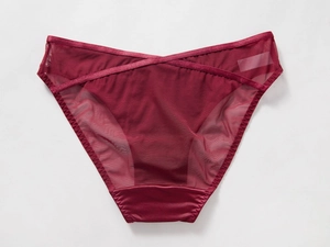 Détail de culotte en mesh et satin bordeaux avec une taille à lanières croisées