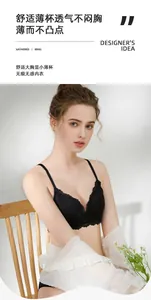 Détails d'un soutien-gorge en dentelle noire avec de fines bretelles et broderie florale