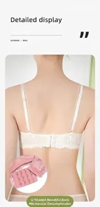 Détail d'un soutien-gorge en dentelle rose avec dos en U et fermeture à quatre crochets