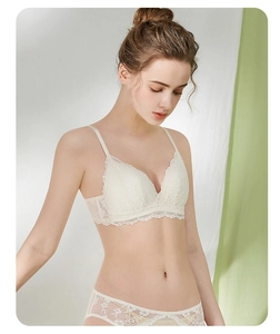 Détail d'un ensemble de lingerie en dentelle blanche avec bordure cils et bretelles fines