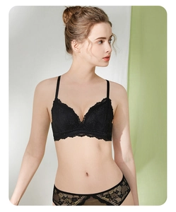 Détails de l'ensemble de lingerie en dentelle noire avec bonnets triangle sans armatures