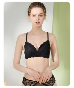 Ensemble soutien-gorge triangle en dentelle noire sans armature porté par un mannequin