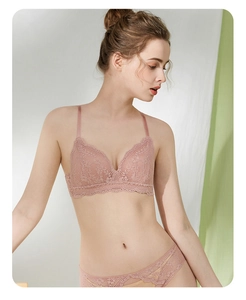 Détail de lingerie en dentelle rose poudré avec soutien-gorge sans armature élégant