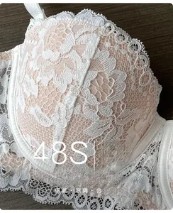 Vue macro détaillée de la dentelle florale blanche sur un soutien-gorge push-up