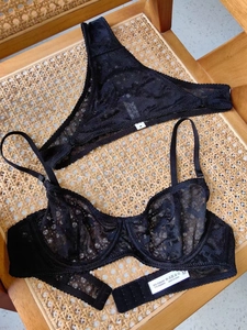 Ensemble de lingerie sexy en dentelle noire avec soutien-gorge armatures et string