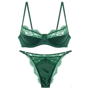 Détail d'un ensemble soutien-gorge en dentelle vert émeraude et culotte en satin