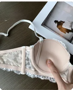 Détail des bonnets 3D souples et dentelle blanche sur un soutien-gorge français nude