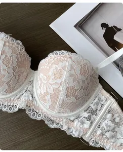Détail d'un soutien-gorge en dentelle blanche avec ailes latérales renforcées