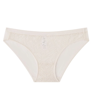 Détail de culotte en dentelle beige avec coutures fines et entrejambe en coton respirant